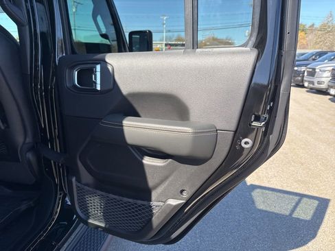 Certified 2025 Jeep Gladiator Sport image 26