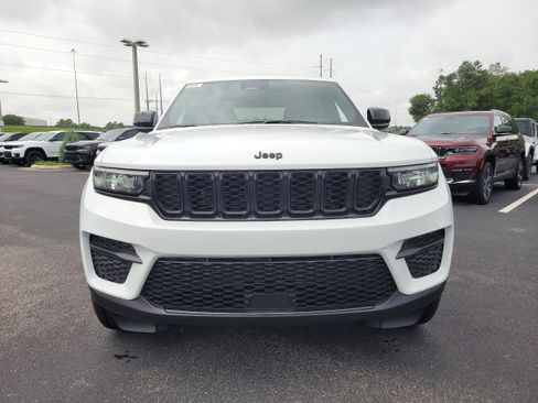 New 2025 Jeep Grand Cherokee Altitude image 3