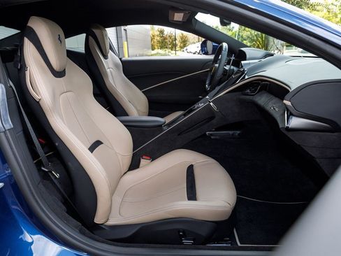Used 2023 Ferrari Roma RWD image 14