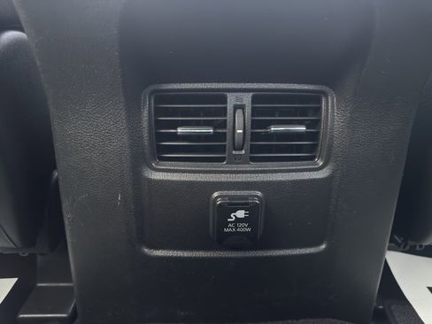 Used 2017 Nissan Titan SV image 12