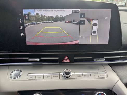 Certified 2024 Hyundai Elantra Limited FWD image 17