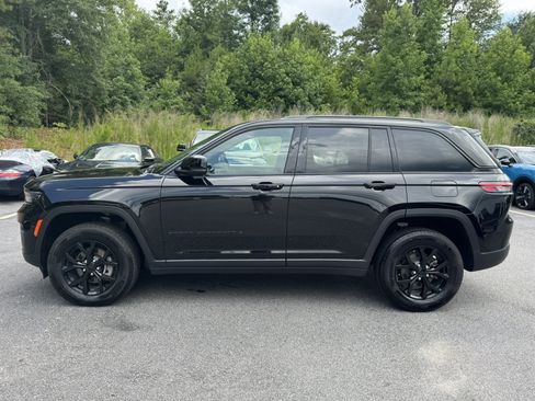 Used 2025 Jeep Grand Cherokee Altitude AWD/4WD image 8
