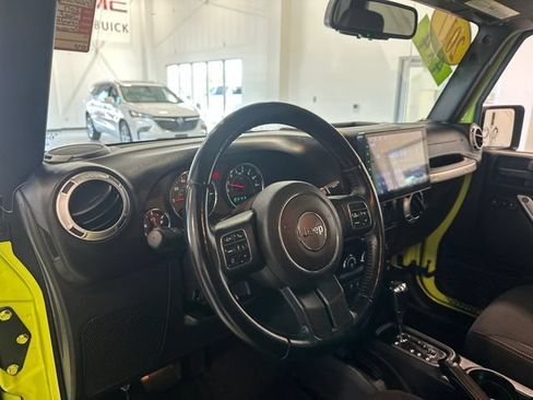 Used 2017 Jeep Wrangler Sahara w/ Connectivity Group AWD/4WD image 12