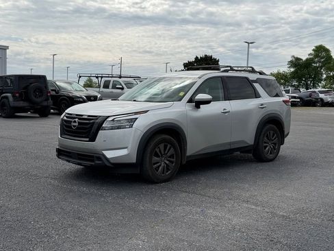 Used 2022 Nissan Pathfinder SV w/ SV Black Package image 9