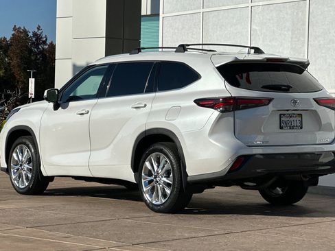 Used 2024 Toyota Highlander Limited image 6