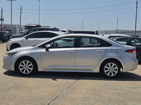 Used 2025 Toyota Corolla LE FWD image 6