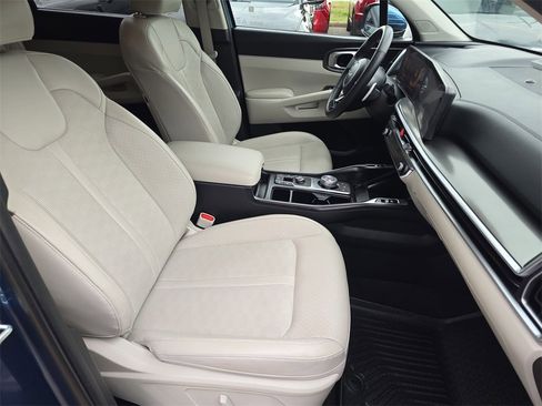 Used 2025 Kia Sorento EX image 10