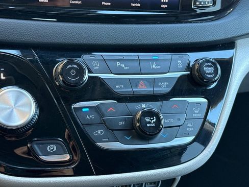 Used 2023 Chrysler Pacifica Touring-L FWD image 31