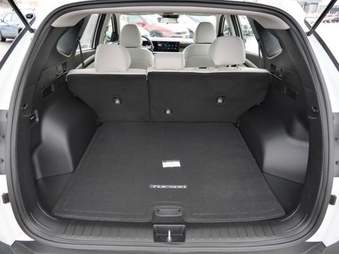 Certified 2025 Hyundai Tucson SE image 18