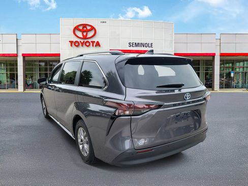 Used 2025 Toyota Sienna XLE w/ XLE Plus Package FWD image 4