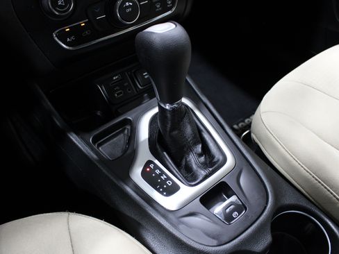 Used 2015 Jeep Cherokee Latitude FWD image 18