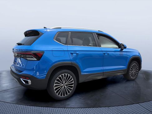 New 2026 Volkswagen Taos SE FWD image 5