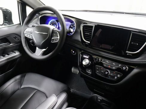 New 2026 Chrysler Pacifica Select image 21