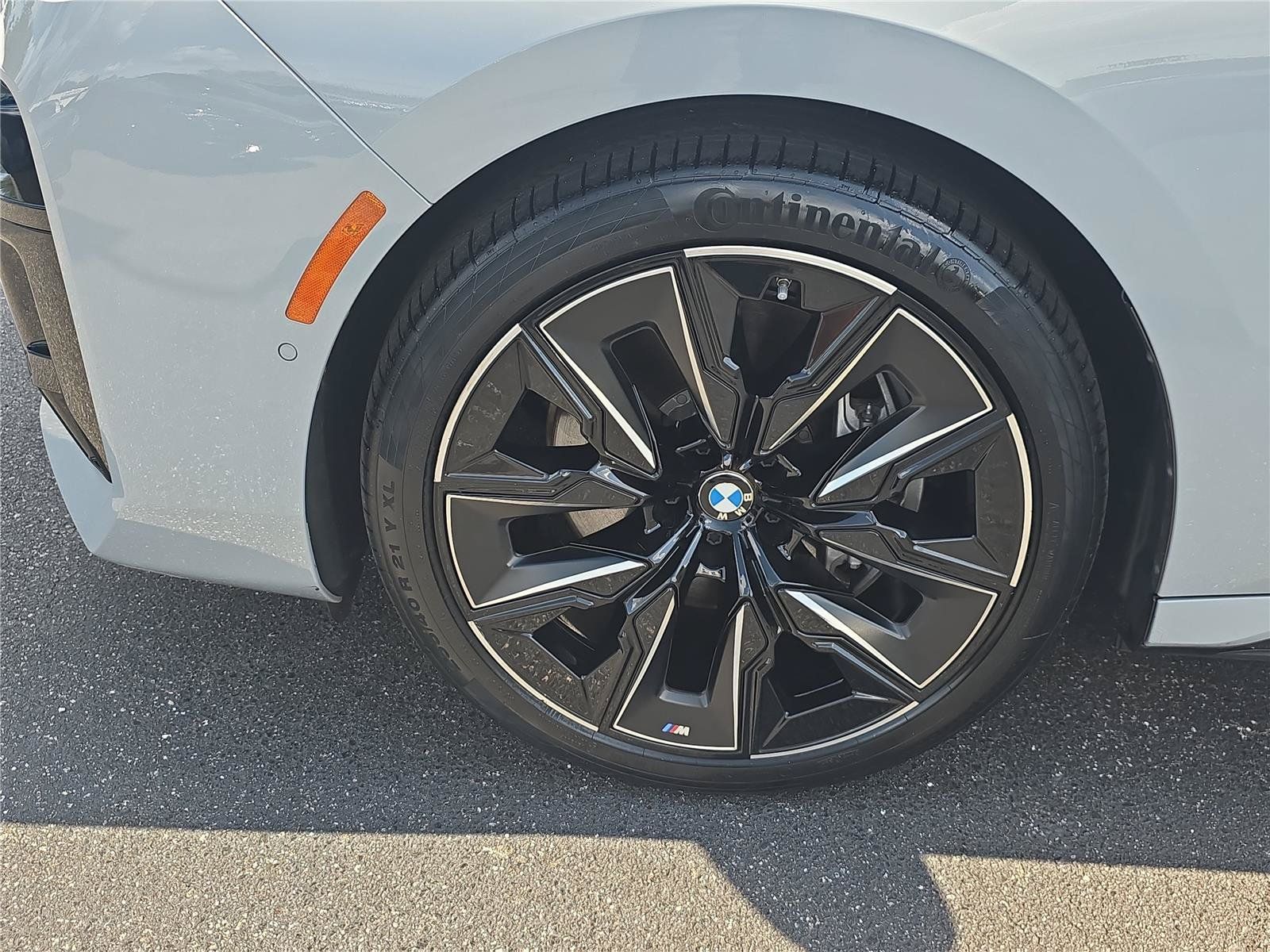 Certified 2023 BMW i7 xDrive60 w/ Luxury Rear Seating Package AWD/4WD image 8