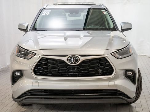 Used 2024 Toyota Highlander XLE image 3