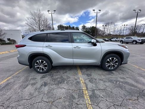 Used 2023 Toyota Highlander XLE image 2