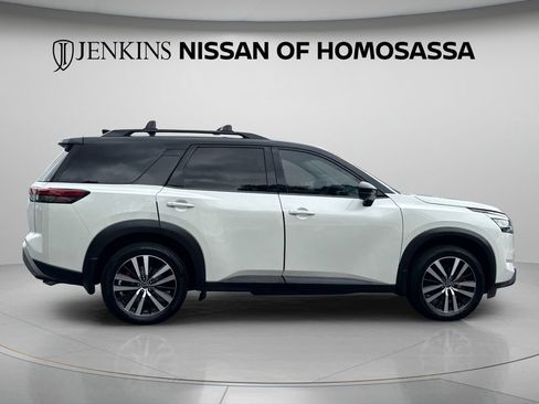 Used 2023 Nissan Pathfinder Platinum w/ Black Appearance Package FWD image 6