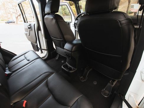 Used 2018 Jeep Wrangler Unlimited Sport S image 28