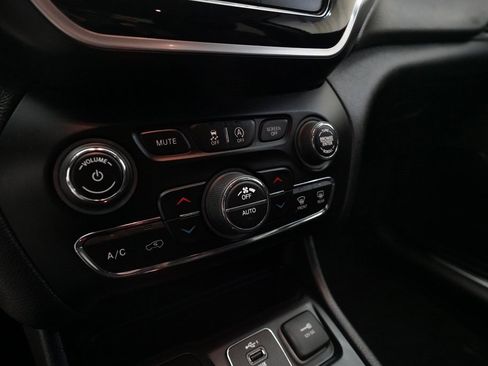 Used 2020 Jeep Cherokee Limited image 21