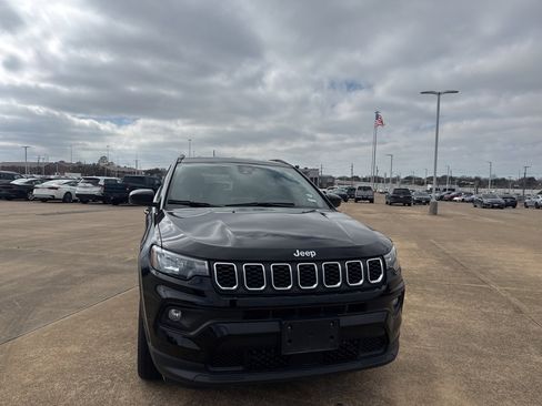 Used 2025 Jeep Compass Latitude image 3