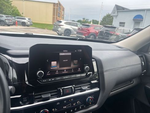 Used 2025 Nissan Pathfinder SV AWD/4WD image 38