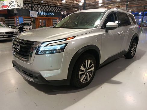 Used 2025 Nissan Pathfinder SL AWD/4WD image 1