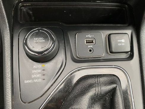 Used 2019 Jeep Cherokee Limited image 24