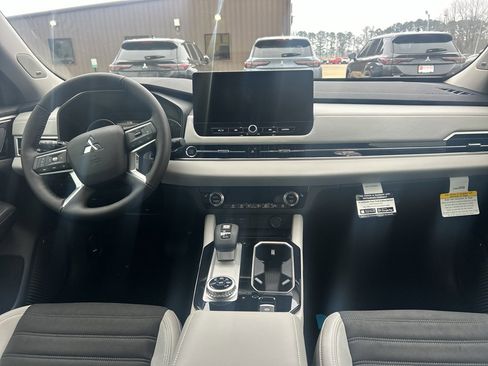 New 2026 Mitsubishi Outlander SE image 9