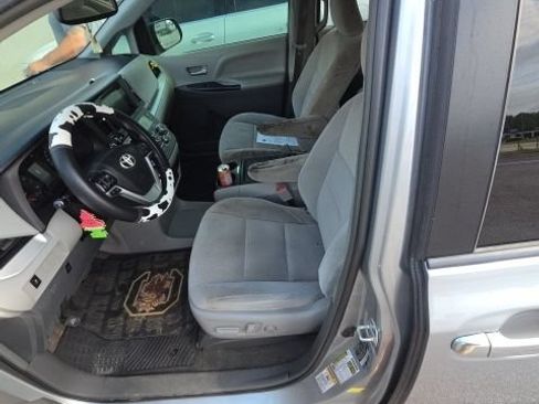 Used 2015 Toyota Sienna LE FWD image 6