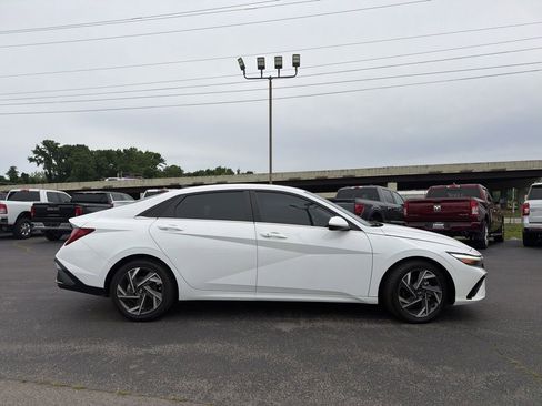 Used 2024 Hyundai Elantra SEL w/ Convenience Package FWD image 5