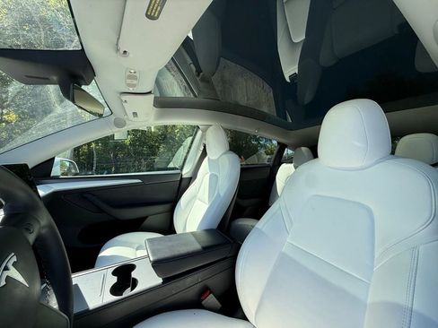 Used 2022 Tesla Model Y Long Range image 21