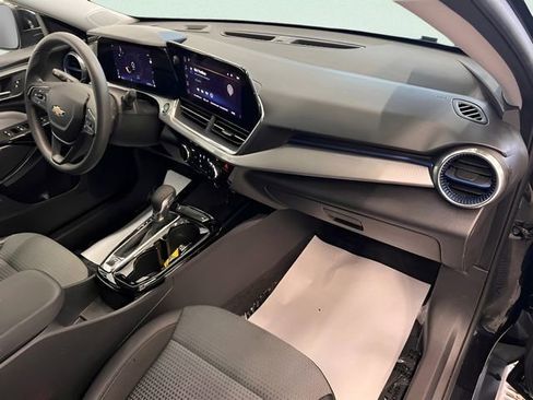 Used 2025 Chevrolet Trax LT image 9