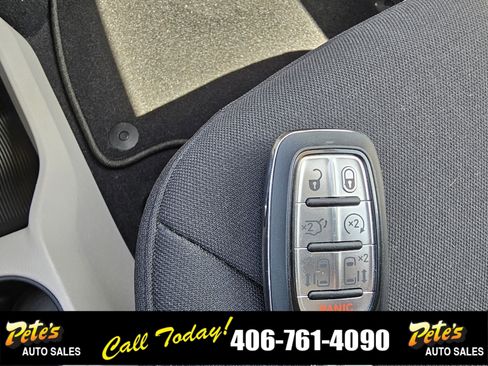 Used 2022 Chrysler Voyager LX image 26