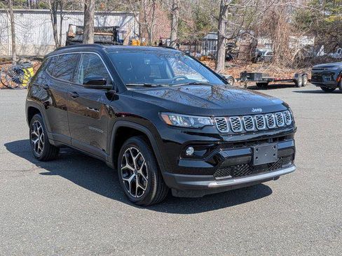 Certified 2025 Jeep Compass Limited AWD/4WD image 3