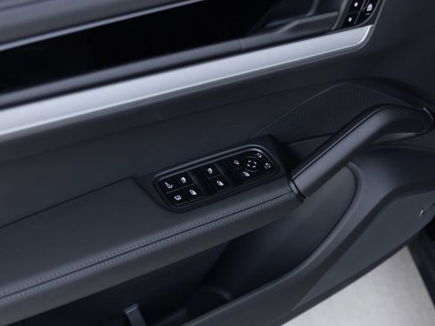 Certified 2025 Porsche Cayenne E-Hybrid AWD/4WD image 18