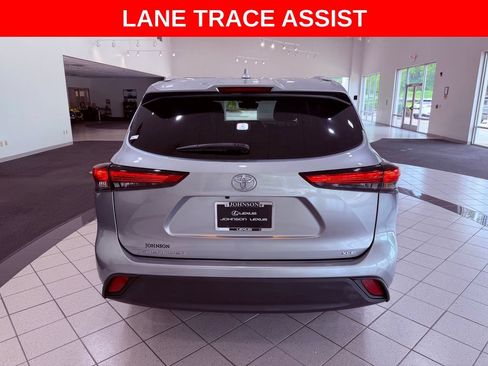 Used 2023 Toyota Highlander XLE FWD image 6