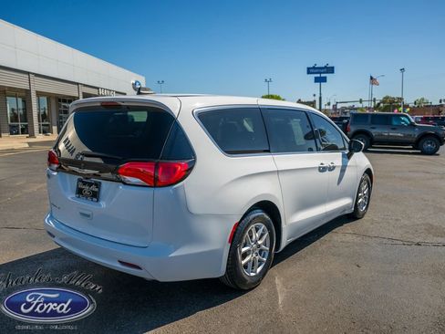 Used 2022 Chrysler Voyager LX FWD image 7
