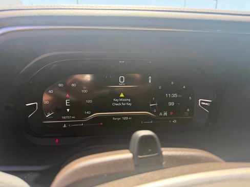 Used 2024 GMC Yukon Denali w/ Advanced Technology Package AWD/4WD image 18