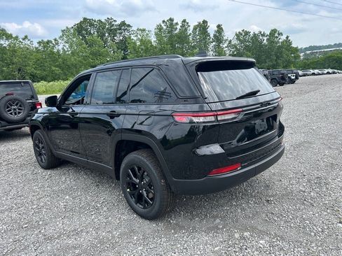 New 2025 Jeep Grand Cherokee Laredo image 3