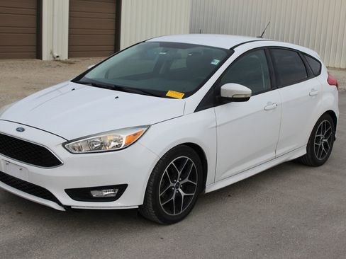 Used 2016 Ford Focus SE w/ SE Sport Package image 2