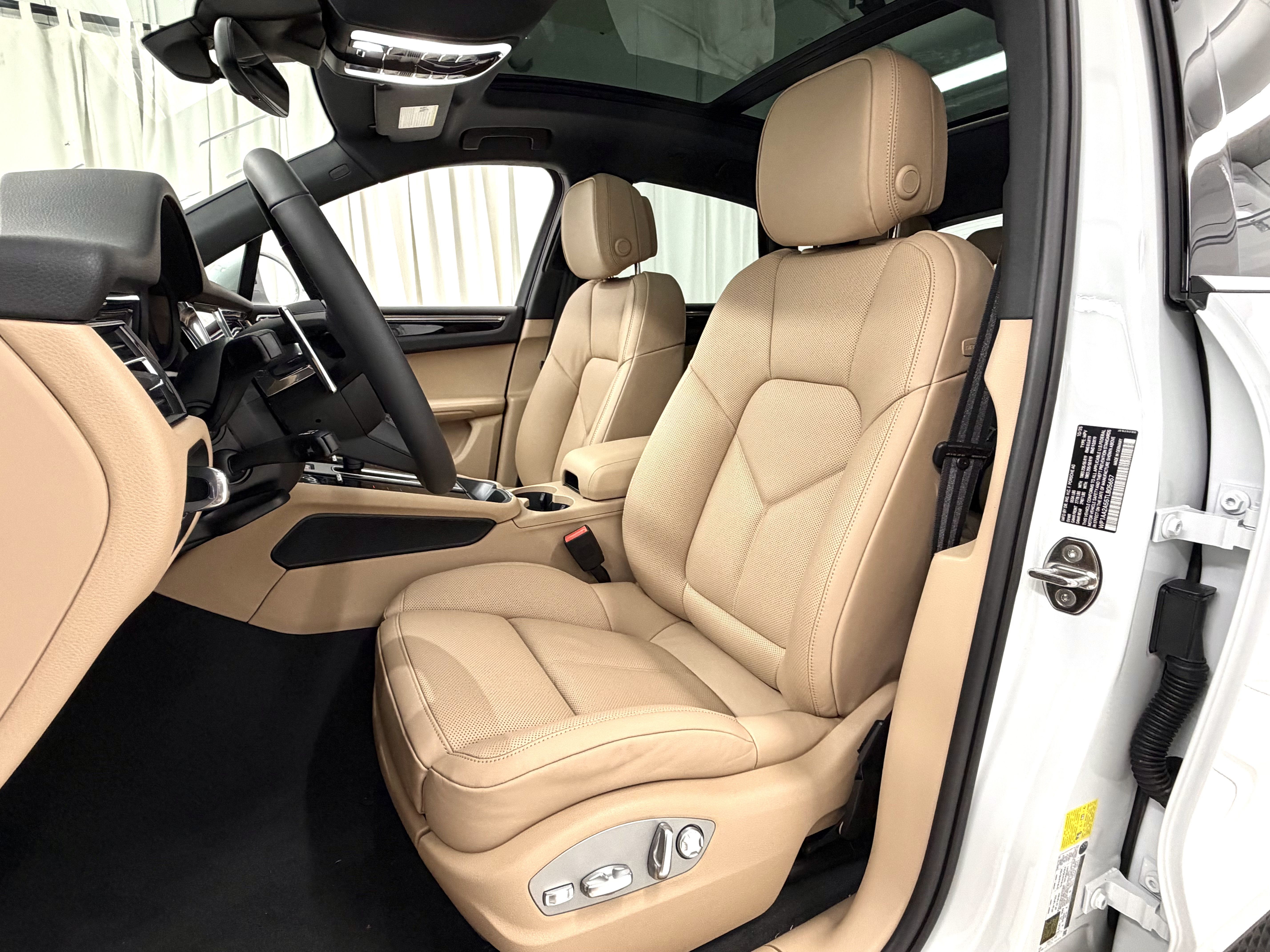 Certified 2026 Porsche Macan AWD/4WD image 30