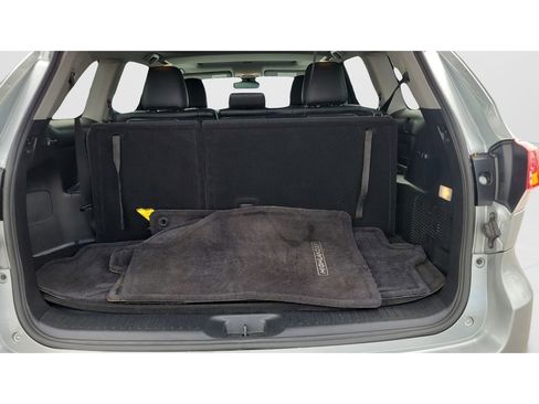 Used 2017 Toyota Highlander XLE image 12