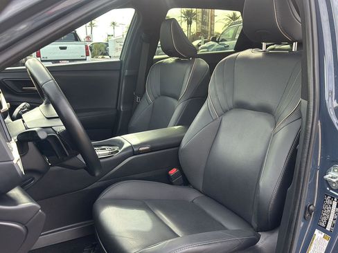 Used 2025 Toyota Crown Signia Limited image 18