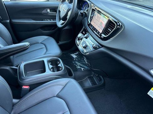 New 2026 Chrysler Voyager LX image 17