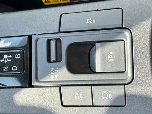 Used 2025 Toyota Prius XLE image 30