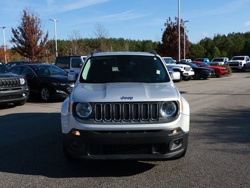 Used 2017 Jeep Renegade Latitude image 2