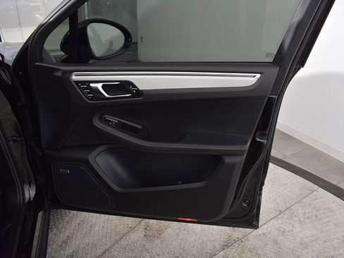 Used 2022 Porsche Macan AWD/4WD image 18