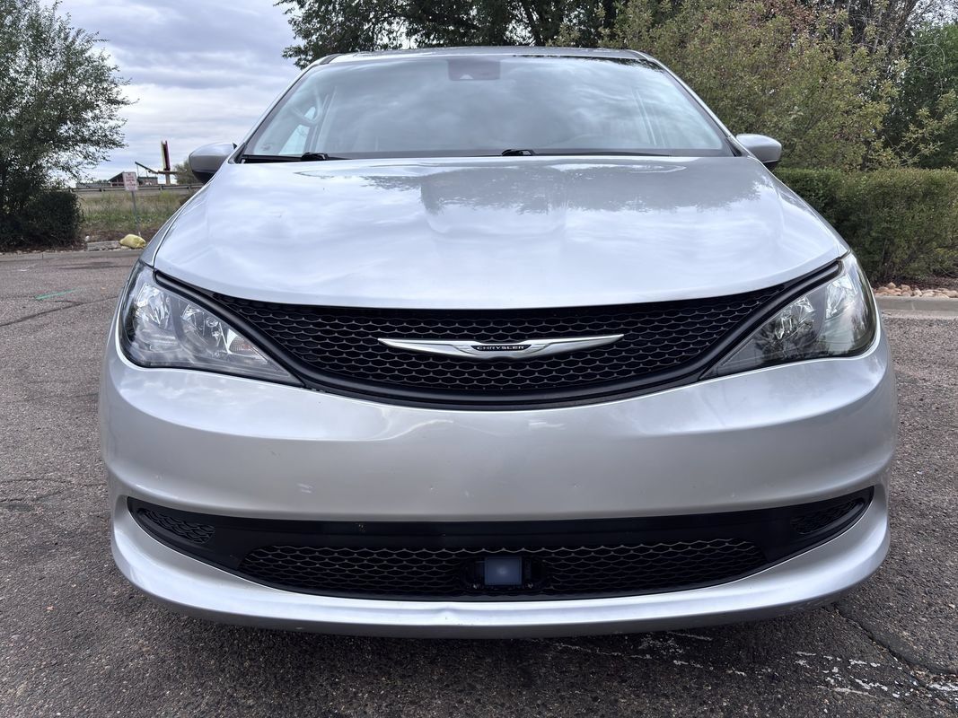 Used 2023 Chrysler Voyager LX FWD image 3