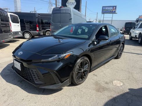 Used 2025 Toyota Camry SE FWD image 3