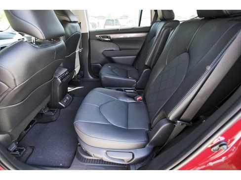 Used 2025 Toyota Highlander Platinum AWD/4WD image 12